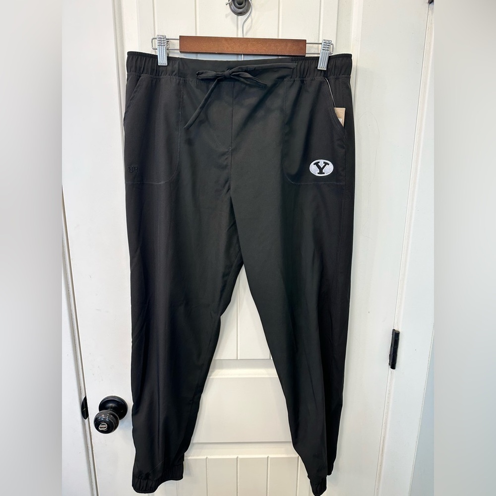 NWT Albion Fit BYU Jetsetter Pants Black Size Medium